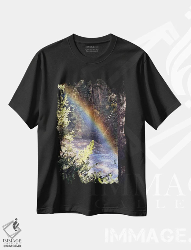 تیشرت مشکی طرح دار برخورد جویبار و رنگین کمان، دکور کلبه و لژ اثر آنا کوپل | فروشگاه ایماژ