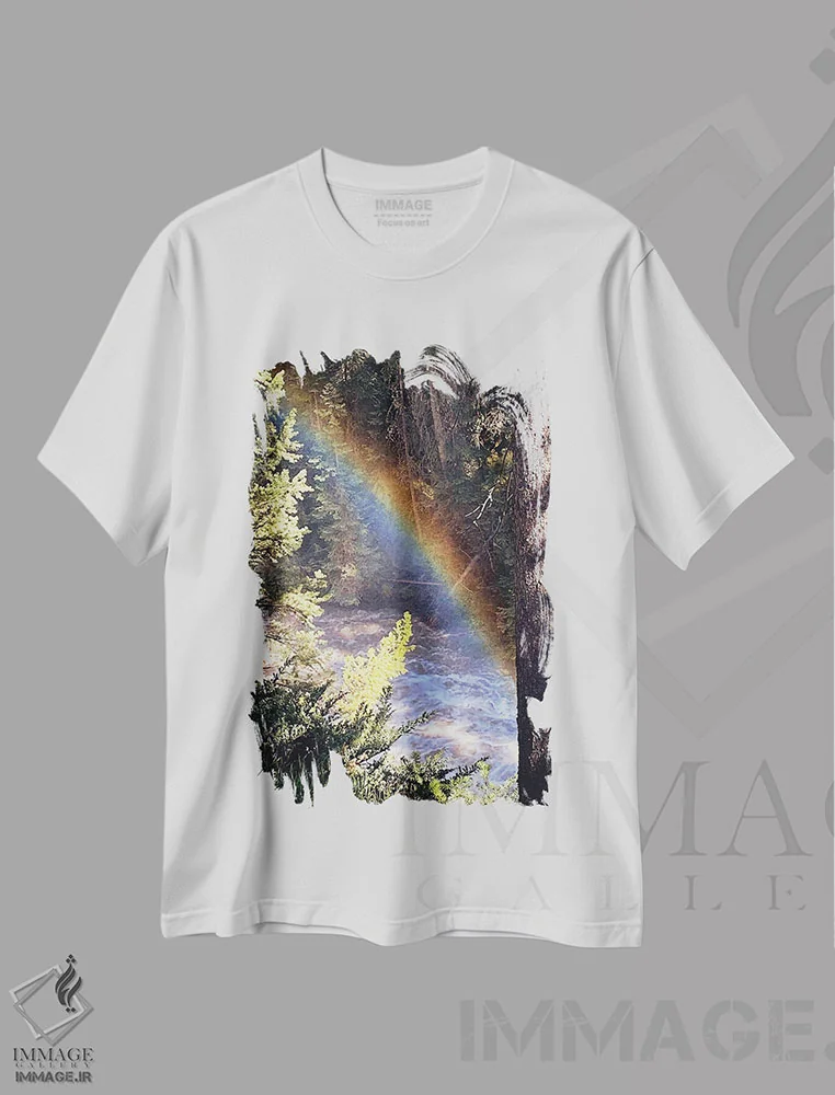 تیشرت سفید طرح دار برخورد جویبار و رنگین کمان، دکور کلبه و لژ اثر آنا کوپل | immage.ir