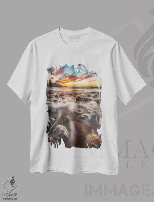تیشرت سفید طرح دار غروب در آلوم بی و نییدلز، عکاسی هنری فاخر اثر چاد پاول | فروشگاه ایماژ