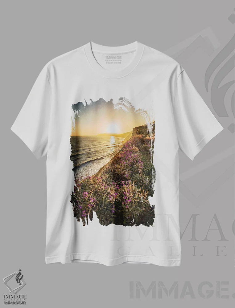 تیشرت سفید طرح دار گل های بنفش لبهٔ صخره، عکاسی هنری فاخر اثر چاد پاول | فروشگاه ایماژ