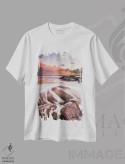 تیشرت سفید طرح دار آب جاری در خلیج استی هیل، عکاسی هنری فاخر اثر چاد پاول | فروشگاه ایماژ