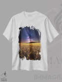 تیشرت سفید طرح دار مزارع طلایی، عکاسی هنری فاخر اثر چاد پاول | immage.ir