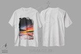 تیشرت سفید طرح دار شفق در خلیج مانت، عکاسی هنری فاخر اثر چاد پاول | immage.ir