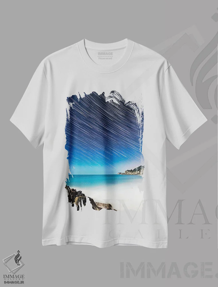 تیشرت سفید طرح دار ردهای نور در آسمان، عکاسی هنری فاخر اثر چاد پاول | immage.ir