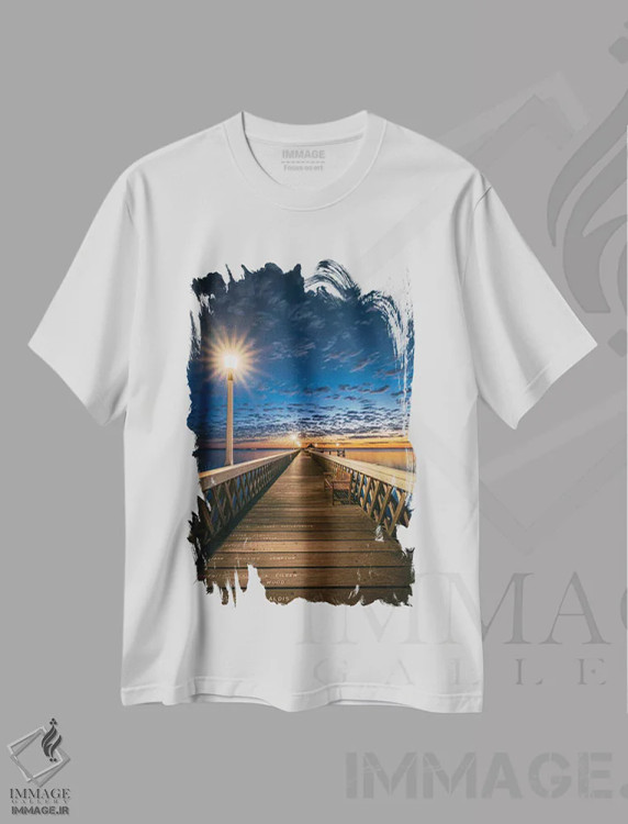 تیشرت سفید طرح دار اسکله یارموث در شب، عکاسی هنری فاخر اثر چاد پاول | immage.ir