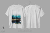 تیشرت سفید طرح دار انعکاس های آبی با طلایی اثر آلی کوربین | immage.ir