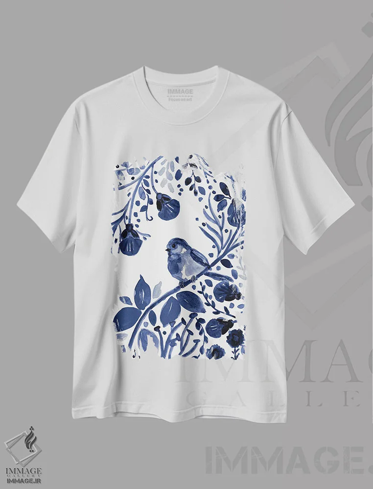 تیشرت سفید طرح دار آواز نیلگون II، دکور معاصر اثر کارول رابینسون | فروشگاه ایماژ