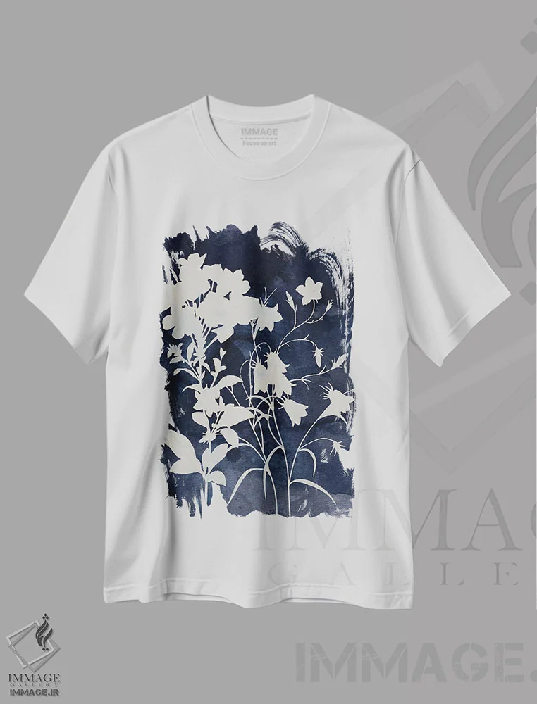 تیشرت سفید طرح دار گیاه شناسی نیلگون II بازنگری شده، دکور روستایی اثر کارول رابینسون | immage.ir