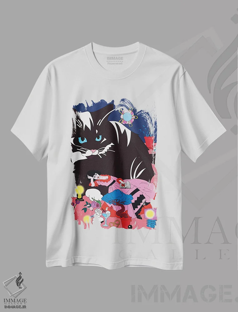 تیشرت سفید طرح دار گربه ای که دراز کشیده، هنر دیجیتال اثر کازمو | immage.ir