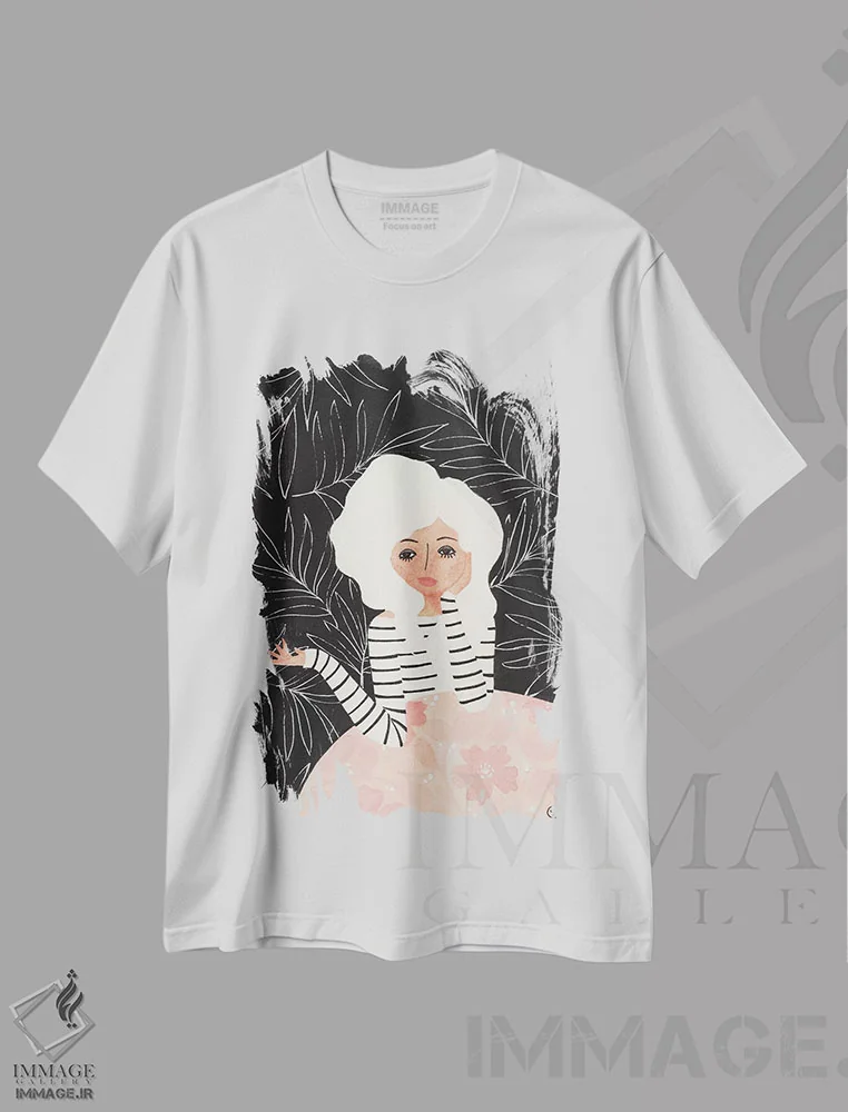 تیشرت سفید طرح دار دختر پشت میز، دکور بوهمی اثر کریتینگ تارین | immage.ir