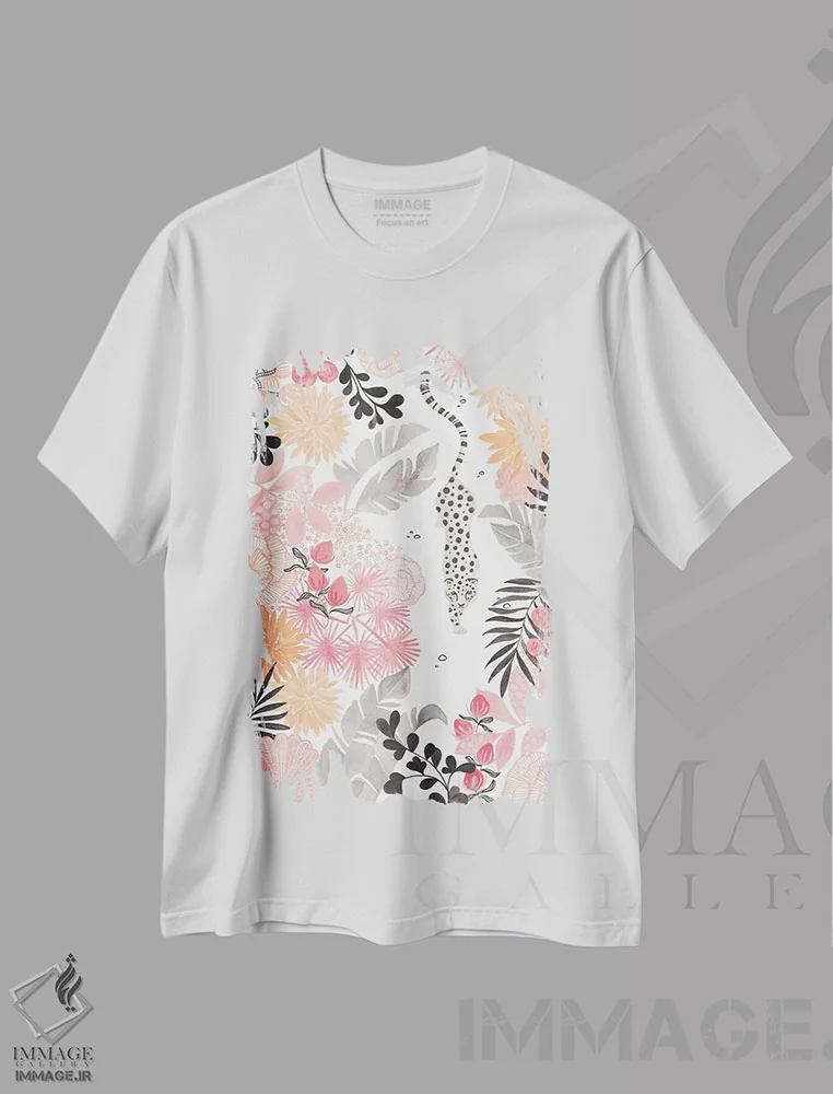 تیشرت سفید طرح دار کاغذ پلنگ در حال کمین با زمینهٔ کاملاً سفید، دکور بوهمی اثر کریتینگ تارین | فروشگاه ایماژ