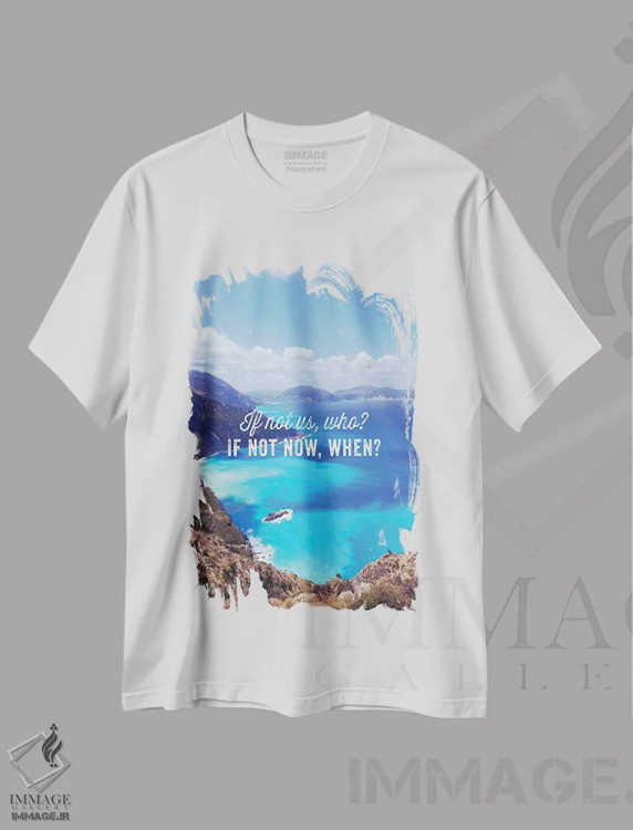 تیشرت سفید طرح دار اگر نه ما، پس چه کسی؟، تزئینی اثر امانوئلا کاراتونی | immage.ir