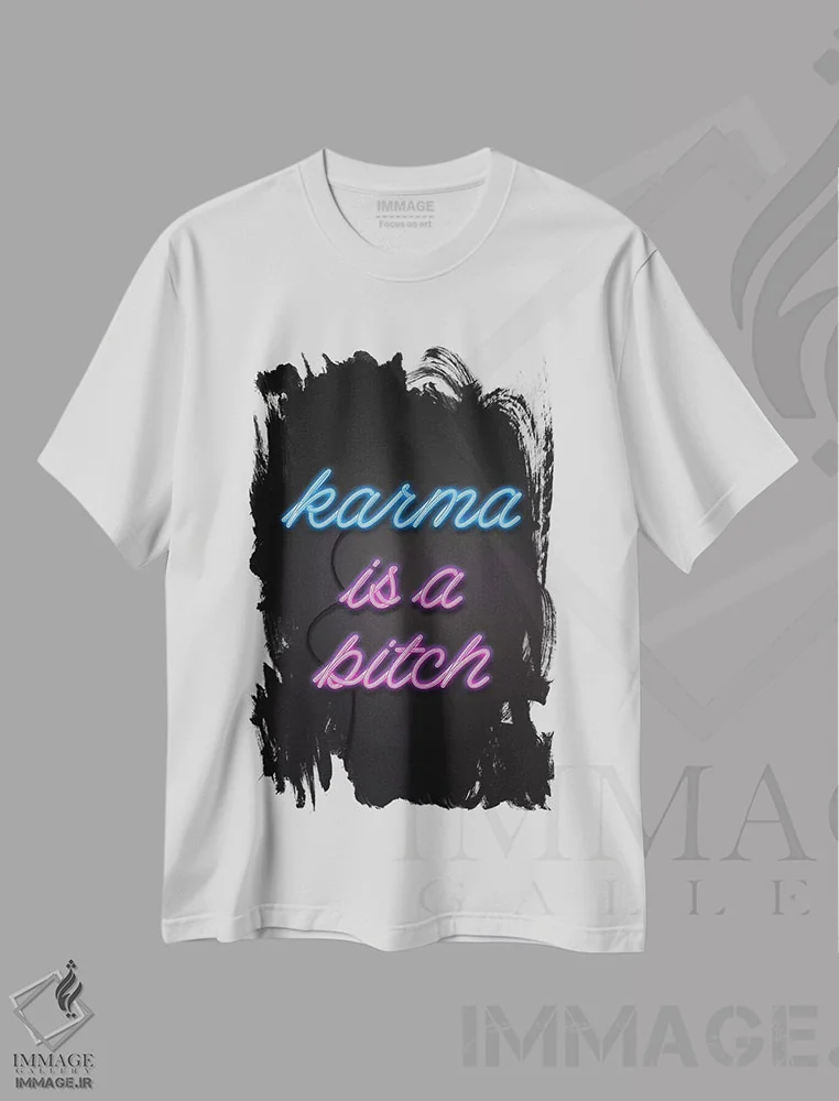تیشرت سفید طرح دار کارما بی رحمه!، تزئینی اثر امانوئلا کاراتونی | فروشگاه ایماژ