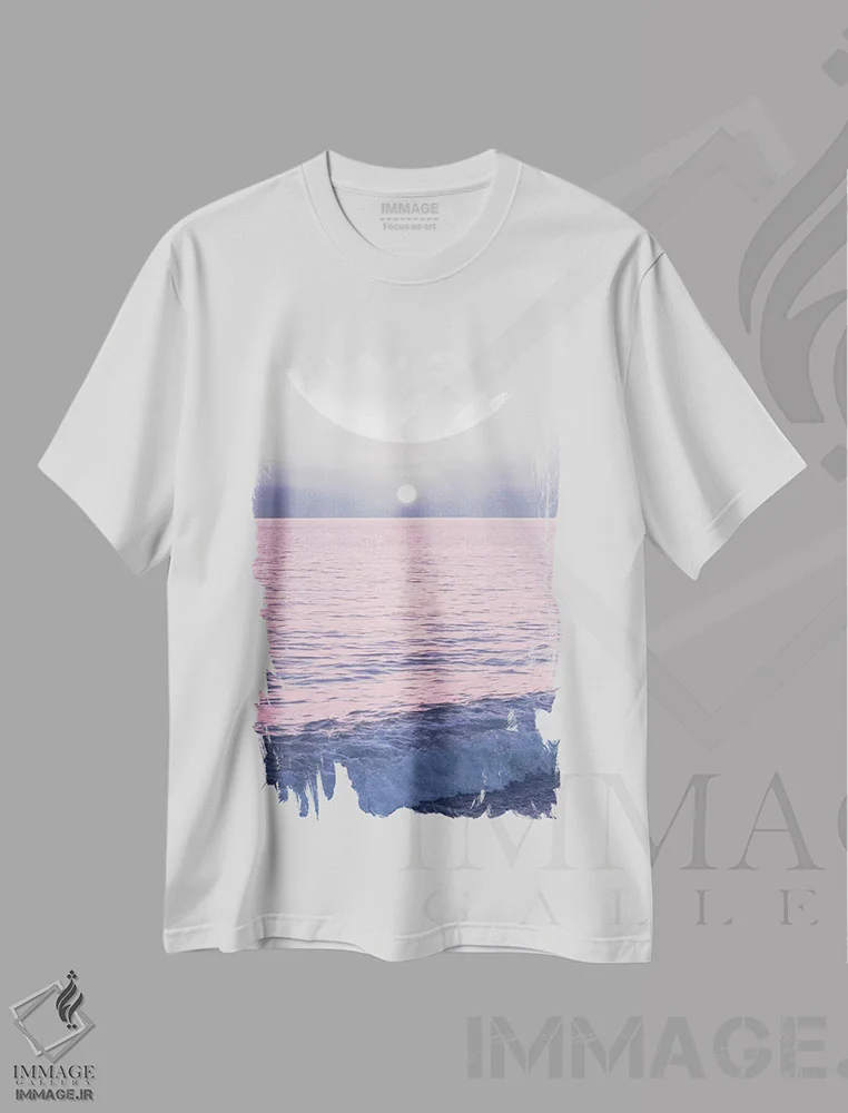 تیشرت سفید طرح دار ماه و خورشید روی دریا، دکور ساحلی اثر امانوئلا کاراتونی | فروشگاه ایماژ