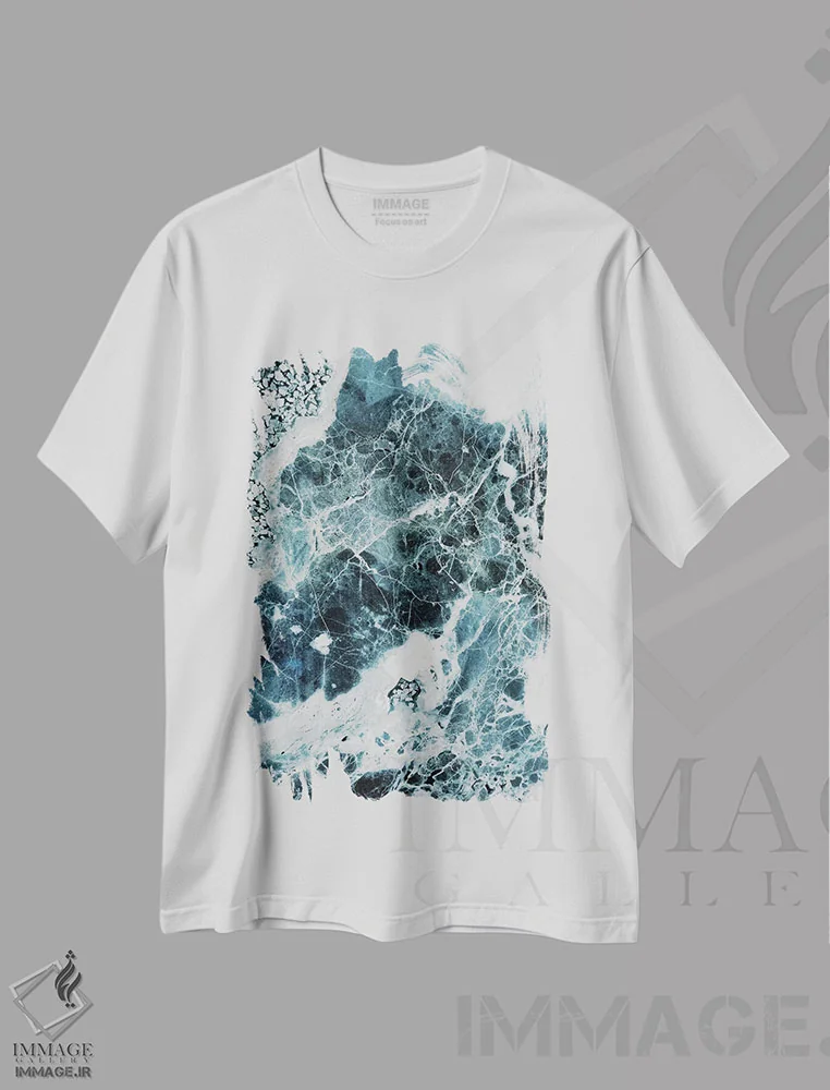 تیشرت سفید طرح دار سنگ مرمر دریای آبی، آبستره اثر امانوئلا کاراتونی | immage.ir