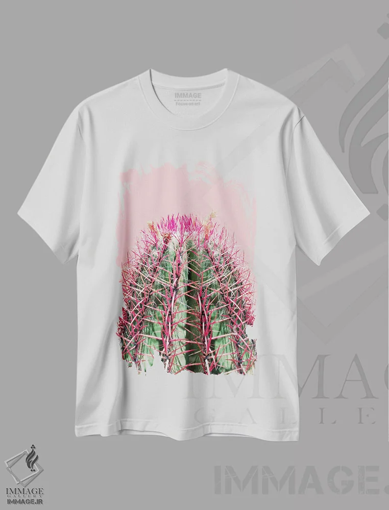 تیشرت سفید طرح دار کاکتوس روی زمینهٔ صورتی، تزئینی اثر امانوئلا کاراتونی | immage.ir