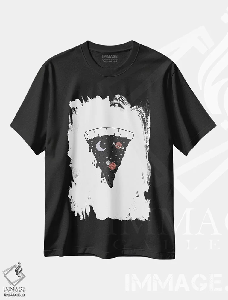 تیشرت مشکی طرح دار پیتزای فضایی، تزئینی اثر امانوئلا کاراتونی | فروشگاه ایماژ