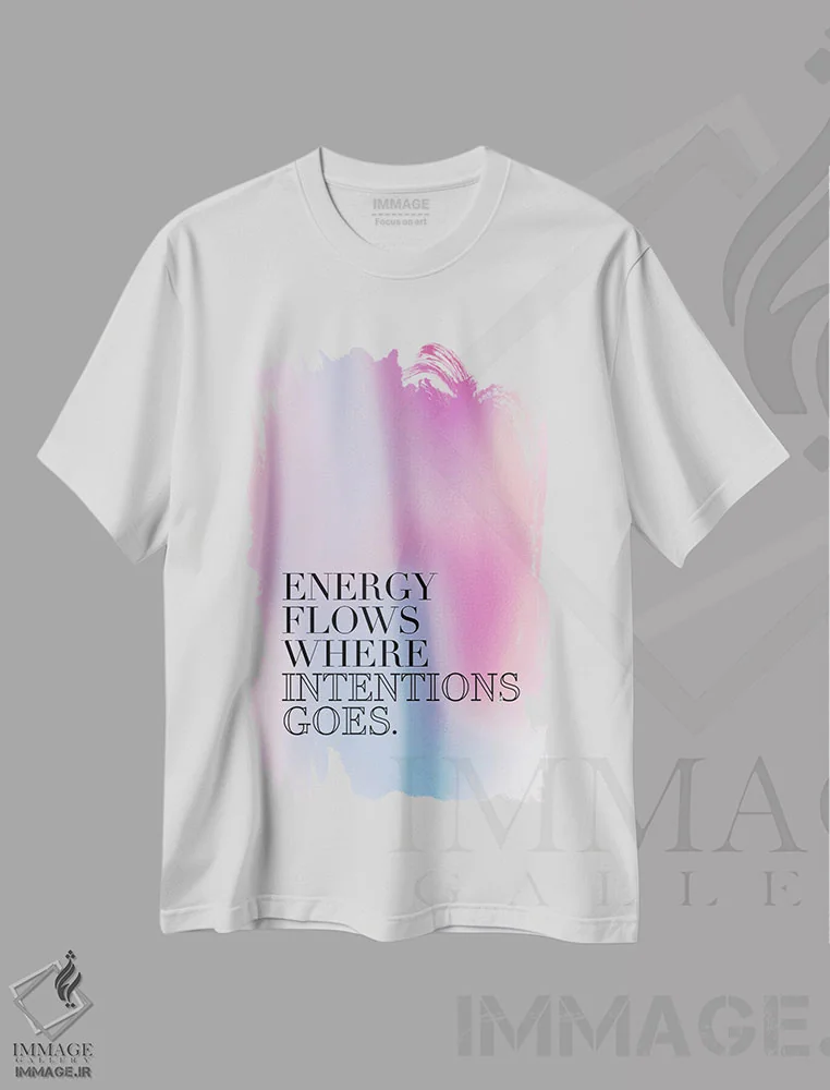 تیشرت سفید طرح دار انرژی به جایی می رود که نیت می رود، هنر دیجیتال اثر امانوئلا کاراتونی | فروشگاه ایماژ