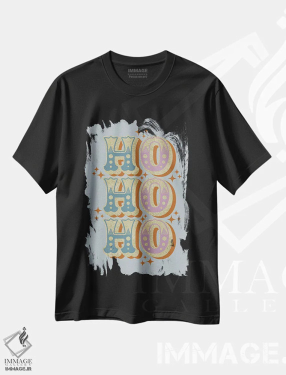 تیشرت مشکی طرح دار هو هو هو، تابلو و عبار ت های کریسمسی اثر امانوئلا کاراتونی | immage.ir