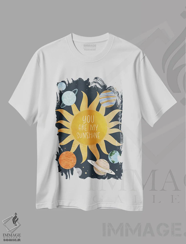 تیشرت سفید طرح دار تو آفتاب منی، تزئینی اثر امانوئلا کاراتونی | immage.ir