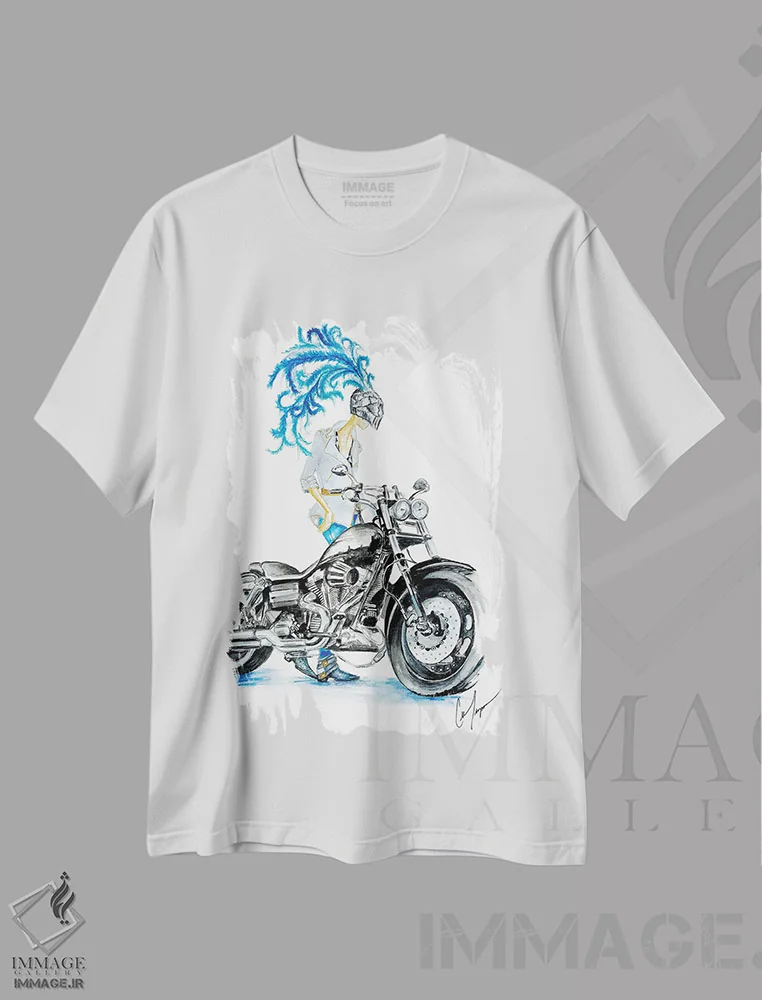 تیشرت سفید طرح دار موتورسوار، تزئینی اثر کلر تامپسون | immage.ir
