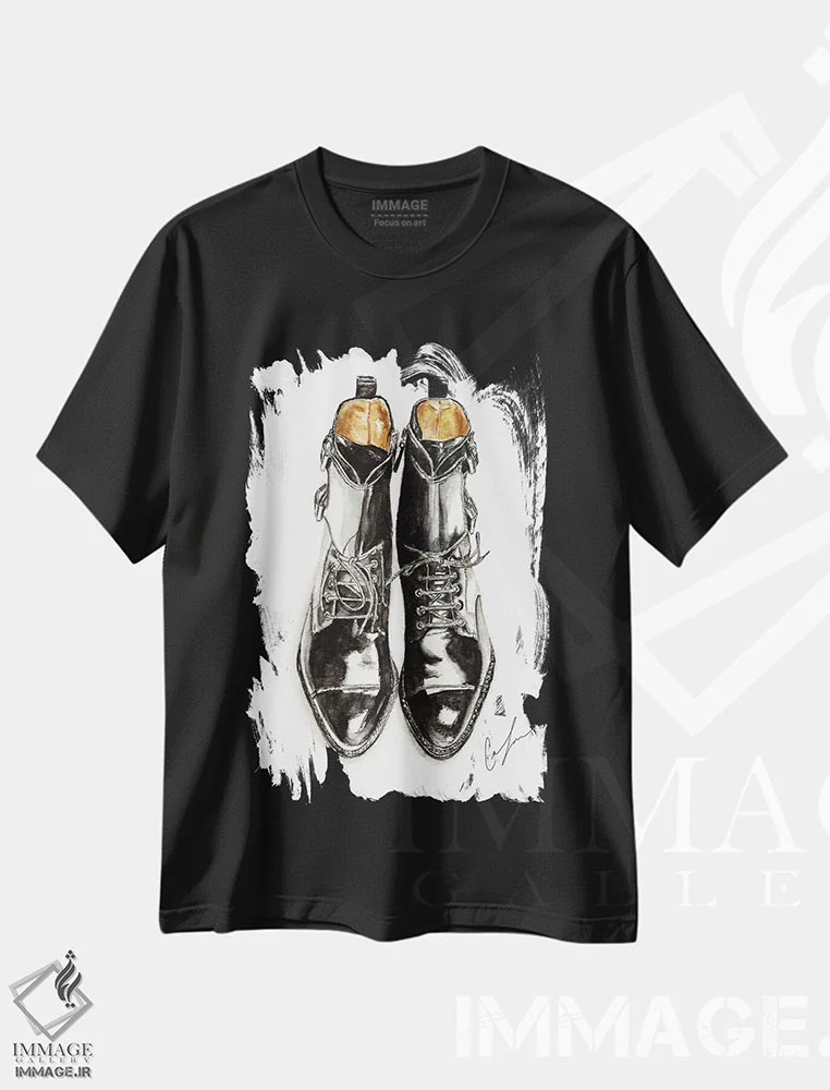 تیشرت مشکی طرح دار چکمه های مشکی، تزئینی اثر کلر تامپسون | immage.ir