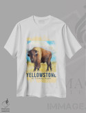 تیشرت سفید طرح دار سفر به یلواستون، هنر دیجیتال اثر سَتردی ایونینگ پُست | immage.ir
