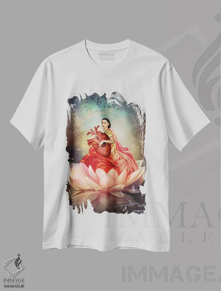 تیشرت سفید طرح دار شوالیه جام ها، دکور آسیایی اثر کاترین ولز-استاین | فروشگاه ایماژ