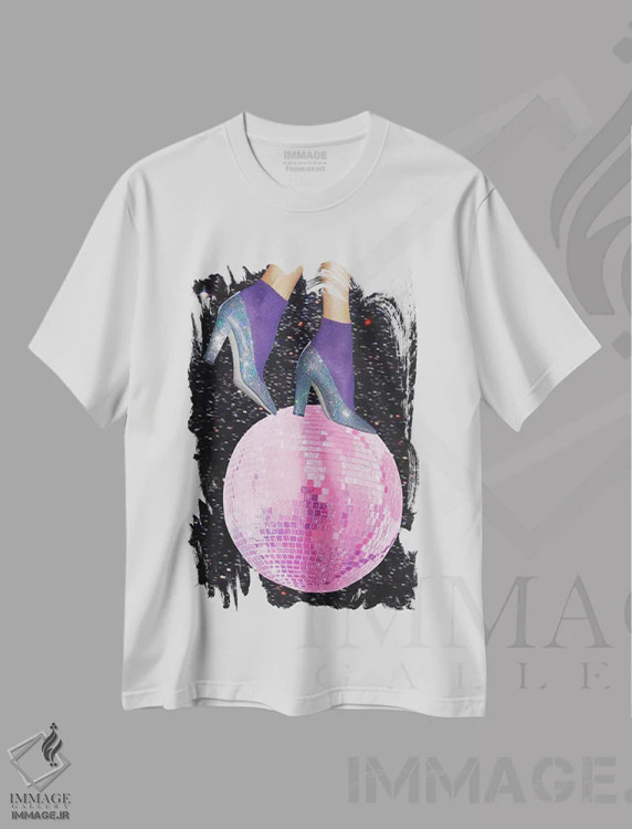تیشرت سفید طرح دار رقصیدن زیر نور ماه، باربیکور اثر کروموآی | immage.ir