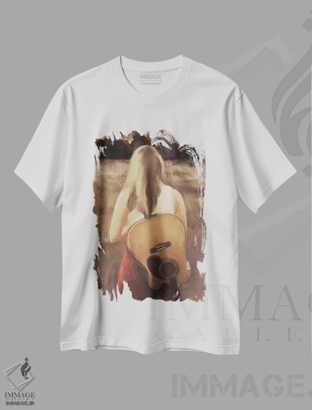 تیشرت سفید طرح دار سفر با گیتارم، دکور روستایی اثر دن منیلی | فروشگاه ایماژ