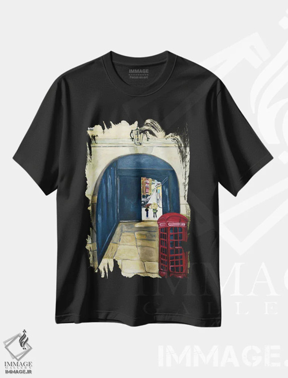 تیشرت مشکی طرح دار کابین تلفن قرمز، هنر فاخر معاصر اثر دبورا ایو آلاسترا | immage.ir