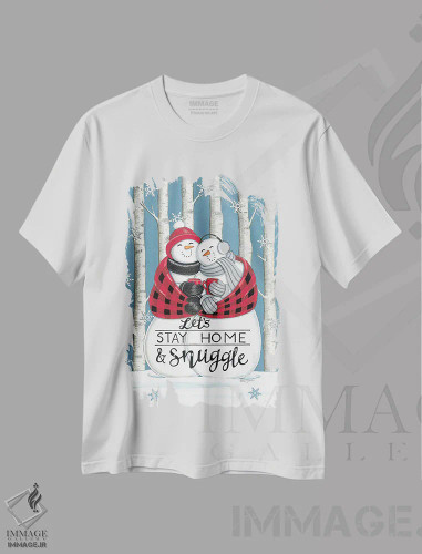تیشرت سفید طرح دار بیا در خانه بمانیم و کنار هم باشیم، تابلو و عبار ت های کریسمسی اثر دب استرین | فروشگاه ایماژ
