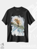 تیشرت مشکی طرح دار سرزمین قوچ های شاخ بزرگ، دکور کلبه و لژ اثر دیو بارتولت | فروشگاه ایماژ