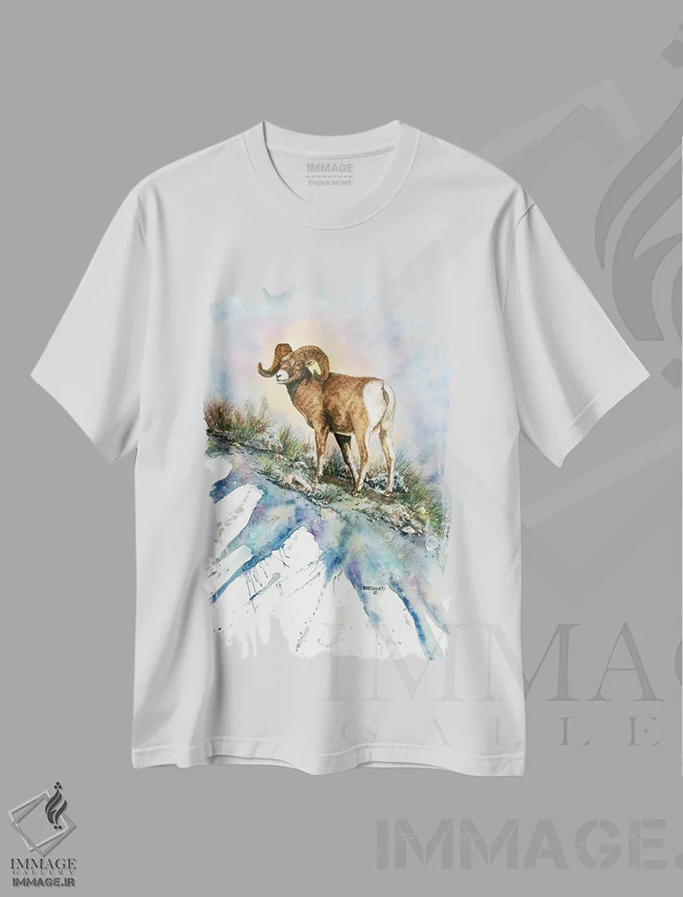 تیشرت سفید طرح دار سرزمین قوچ های شاخ بزرگ، دکور کلبه و لژ اثر دیو بارتولت | immage.ir