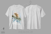 تیشرت سفید طرح دار سرزمین قوچ های شاخ بزرگ، دکور کلبه و لژ اثر دیو بارتولت | immage.ir