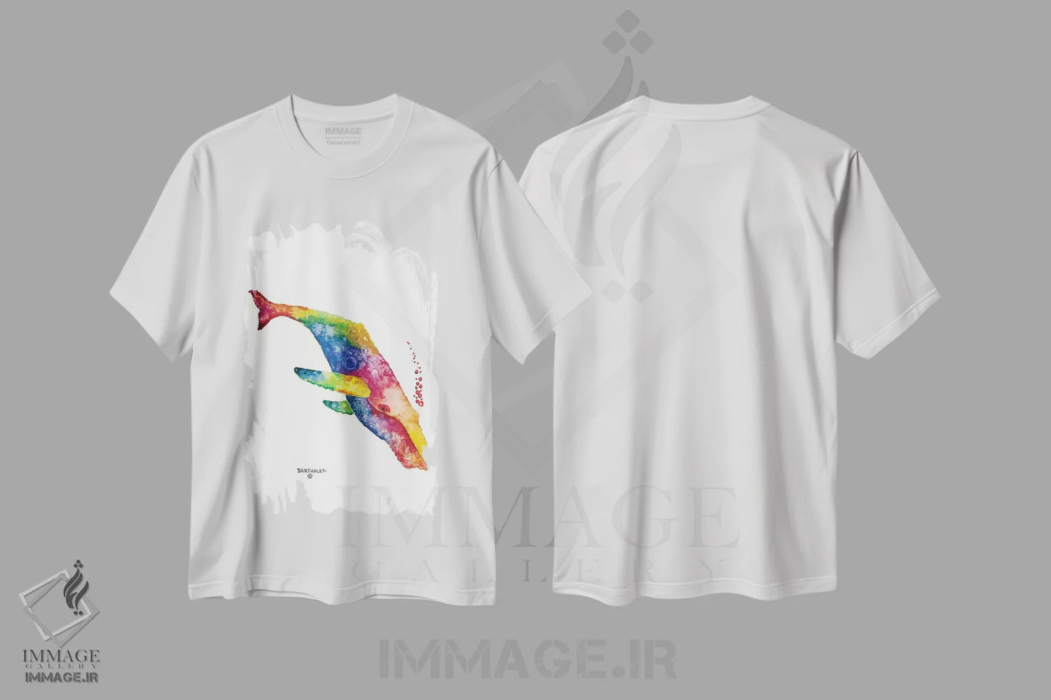 تیشرت سفید طرح دار گوژپشت، دکور ساحلی اثر دیو بارتولت | immage.ir