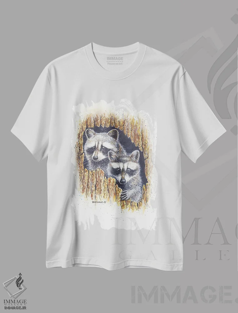 تیشرت سفید طرح دار دزدان، دکور کلبه و لژ اثر دیو بارتولت | immage.ir