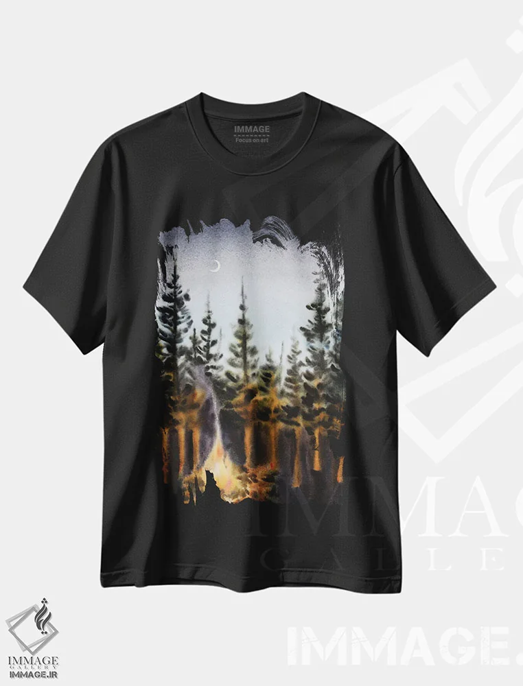 تیشرت مشکی طرح دار شب شگفت انگیز در جنگل، دکور کلبه و لژ اثر دلنارا ال | immage.ir