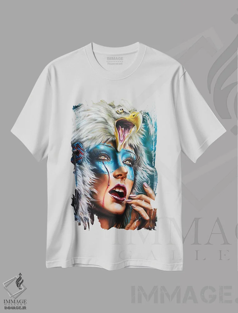 تیشرت سفید طرح دار کلاه پوست روح عقاب، هنر فاخر معاصر اثر درک تورکوت | immage.ir