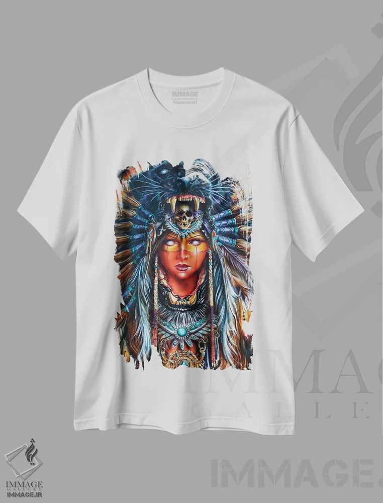 تیشرت سفید طرح دار زن شکارچی آزتک، هنر فاخر معاصر اثر درک تورکوت | immage.ir