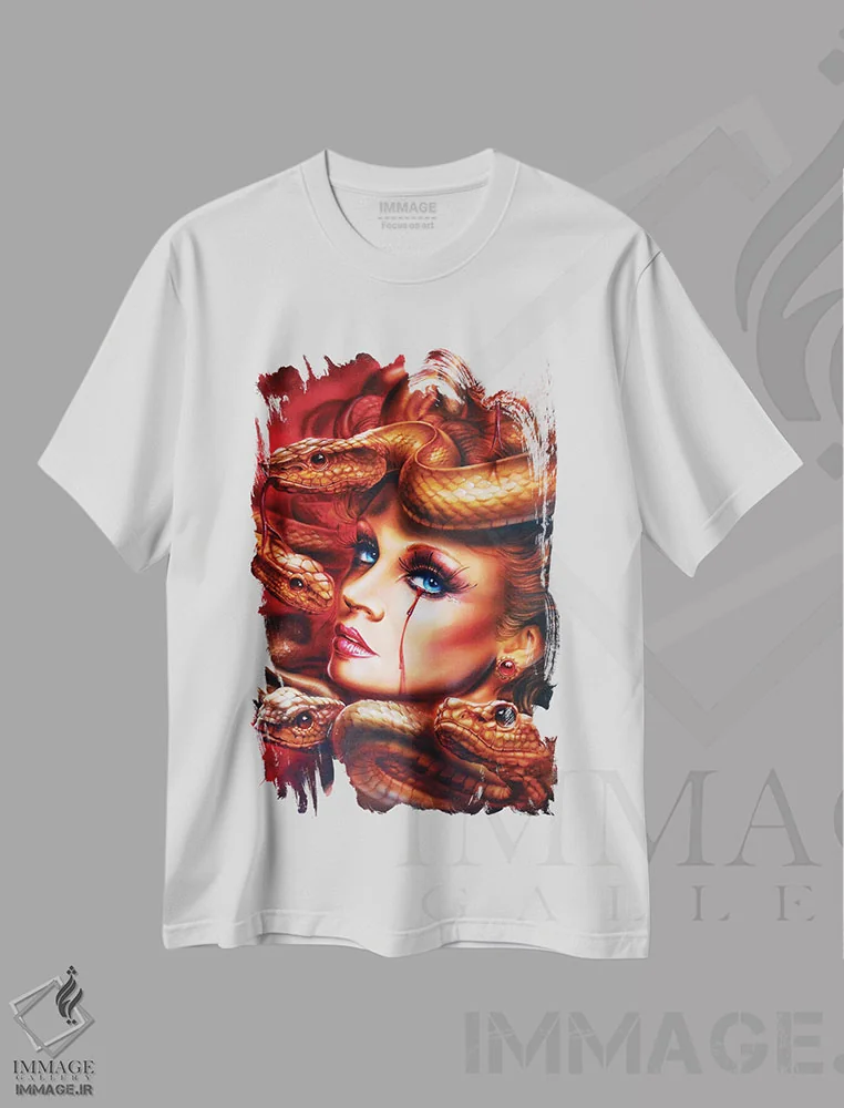 تیشرت سفید طرح دار مدوسا، هنر فاخر معاصر اثر درک تورکوت | immage.ir