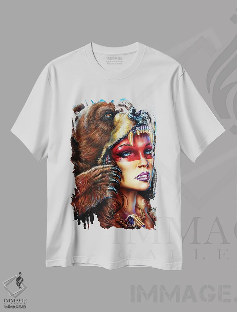 تیشرت سفید طرح دار کلاه پوست خرسی، هنر فاخر معاصر اثر درک تورکوت | فروشگاه ایماژ