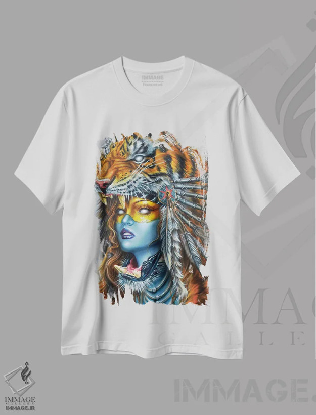 تیشرت سفید طرح دار زن شکارچی ببر I، هنر فاخر معاصر اثر درک تورکوت | فروشگاه ایماژ