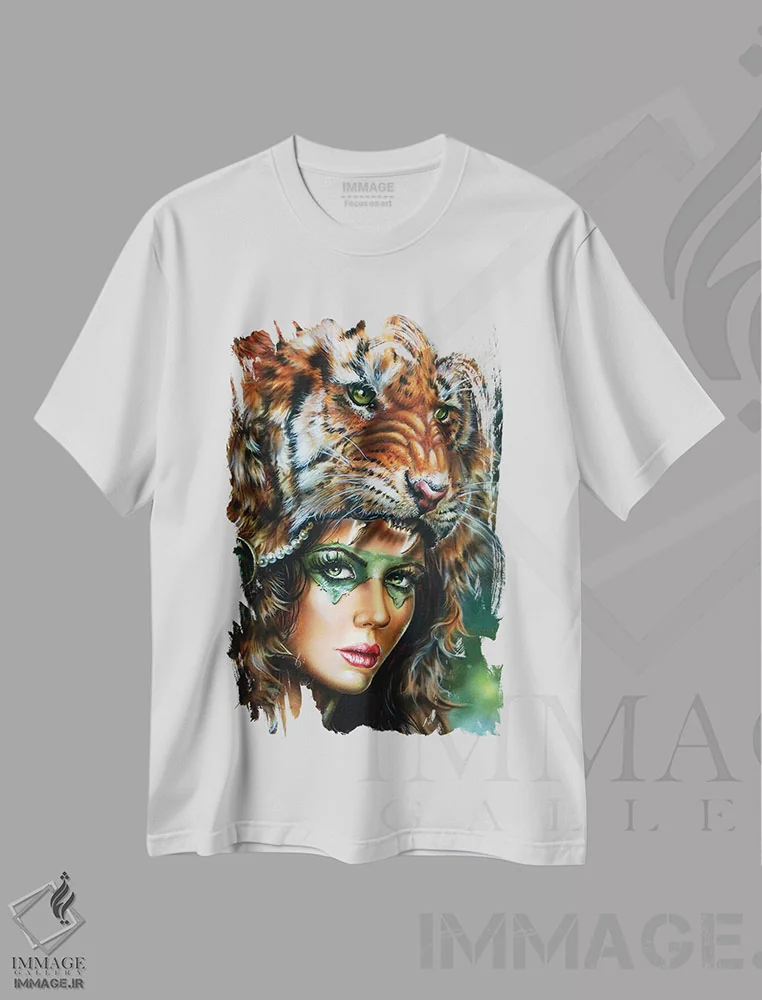 تیشرت سفید طرح دار زن شکارچی ببر II، هنر فاخر معاصر اثر درک تورکوت | immage.ir