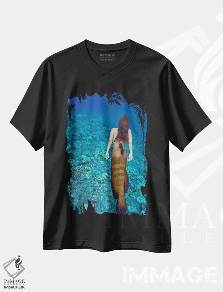 تیشرت مشکی طرح دار تصویر ترکیبی دیجیتالی: پری دریایی و ماموت پشمالو، مدیوم اثر دیوید فلیتهام | immage.ir