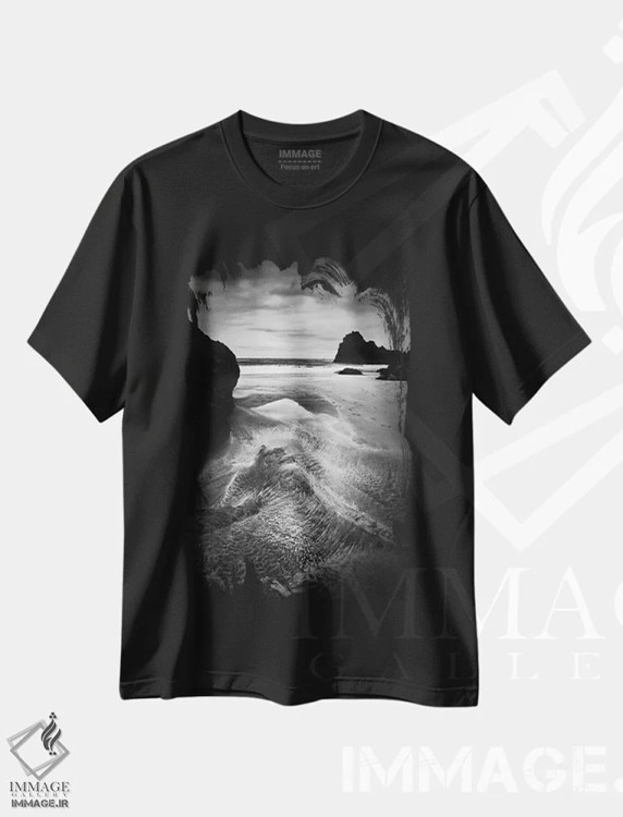 تیشرت مشکی طرح دار خلیج تاریک، عکاسی سیاه و سفید اثر دوریت فوگ | فروشگاه ایماژ