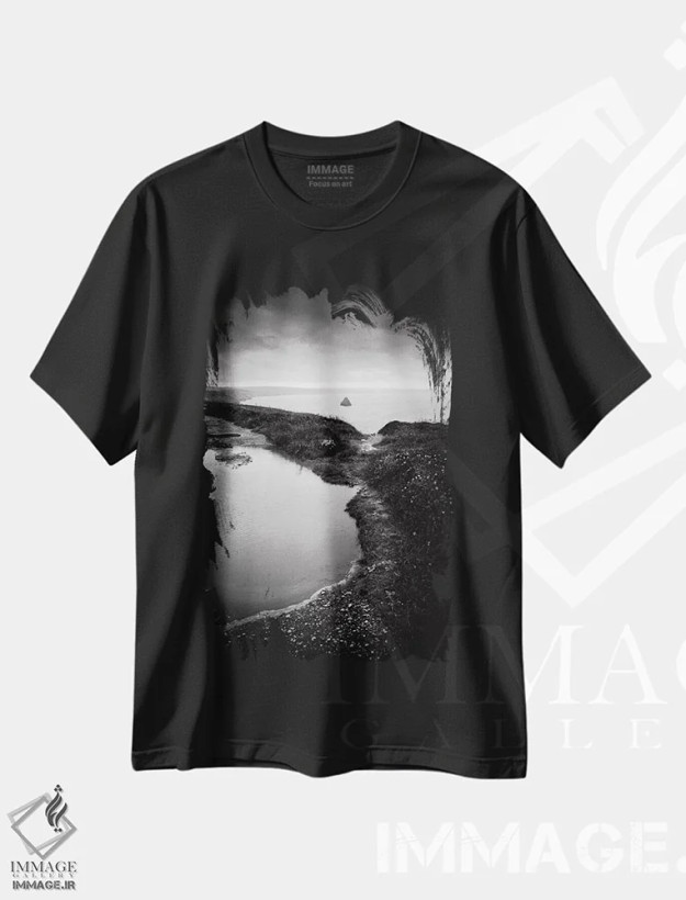 تیشرت مشکی طرح دار آبگیر و برکه، عکاسی سیاه و سفید اثر دوریت فوگ | فروشگاه ایماژ