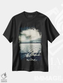 تیشرت مشکی طرح دار اقیانوس و ابر، عکاسی سیاه و سفید اثر دوریت فوگ | immage.ir