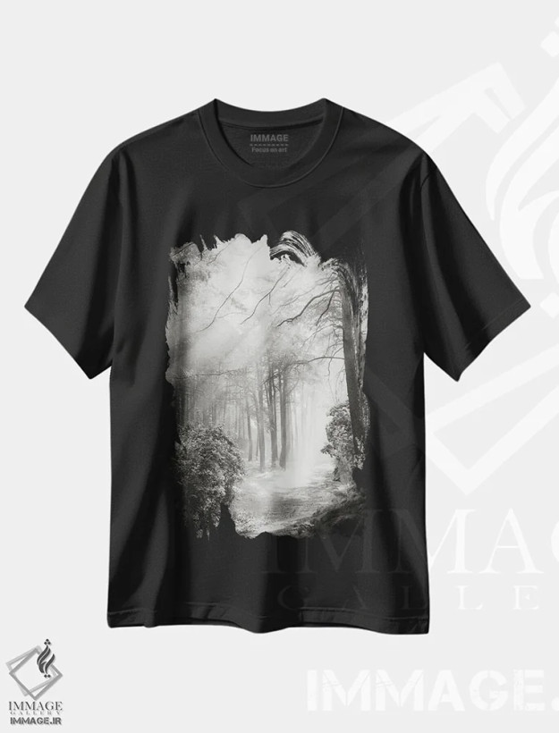 تیشرت مشکی طرح دار جنگل افسانه ای، عکاسی سیاه و سفید اثر دوریت فوگ | فروشگاه ایماژ
