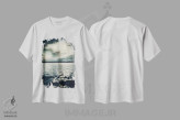 تیشرت سفید طرح دار اقیانوس و ابر، عکاسی سیاه و سفید اثر دوریت فوگ | فروشگاه ایماژ